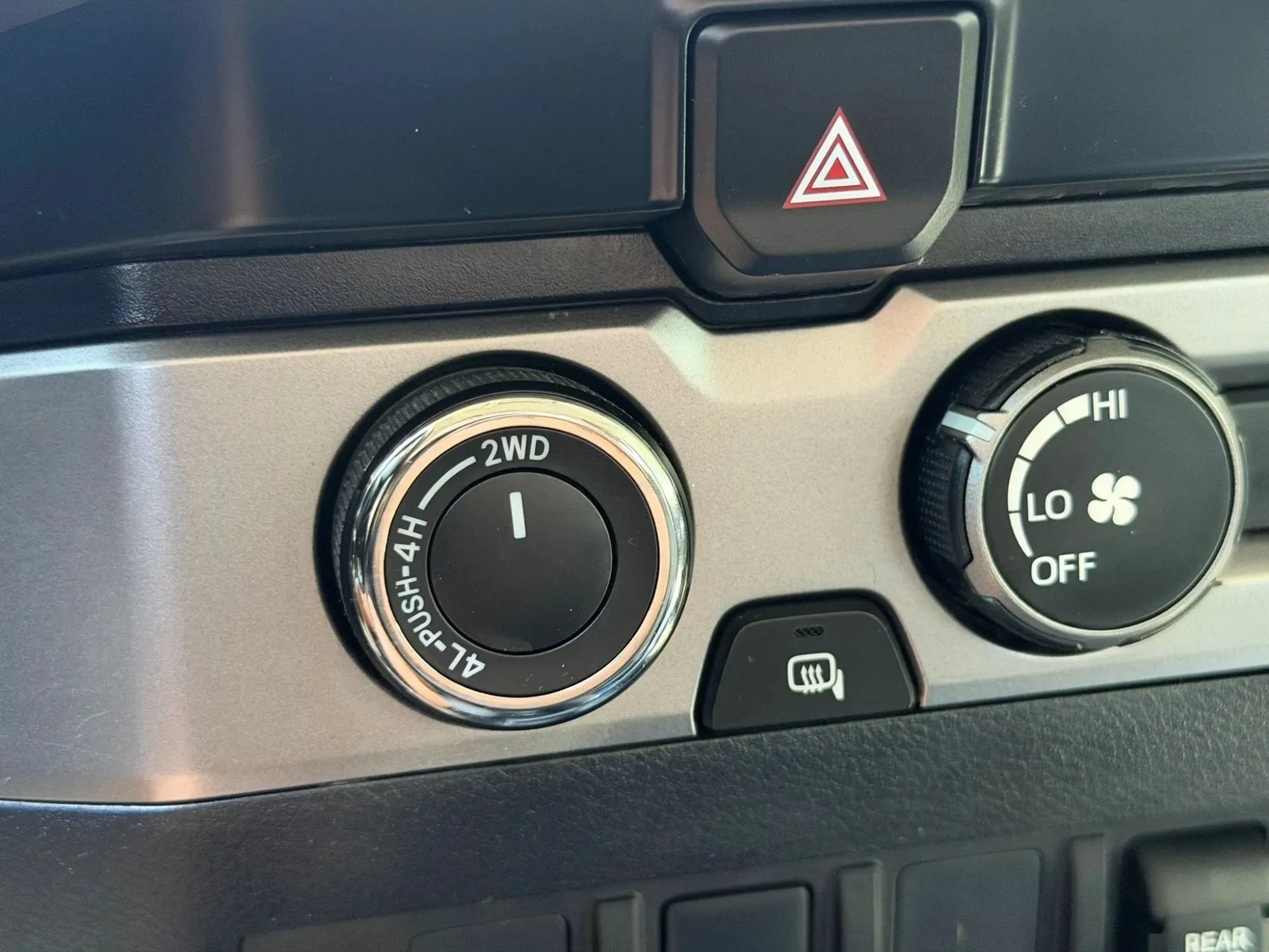 Used 2020 Toyota Tacoma SR5 AWD/4WD image 29