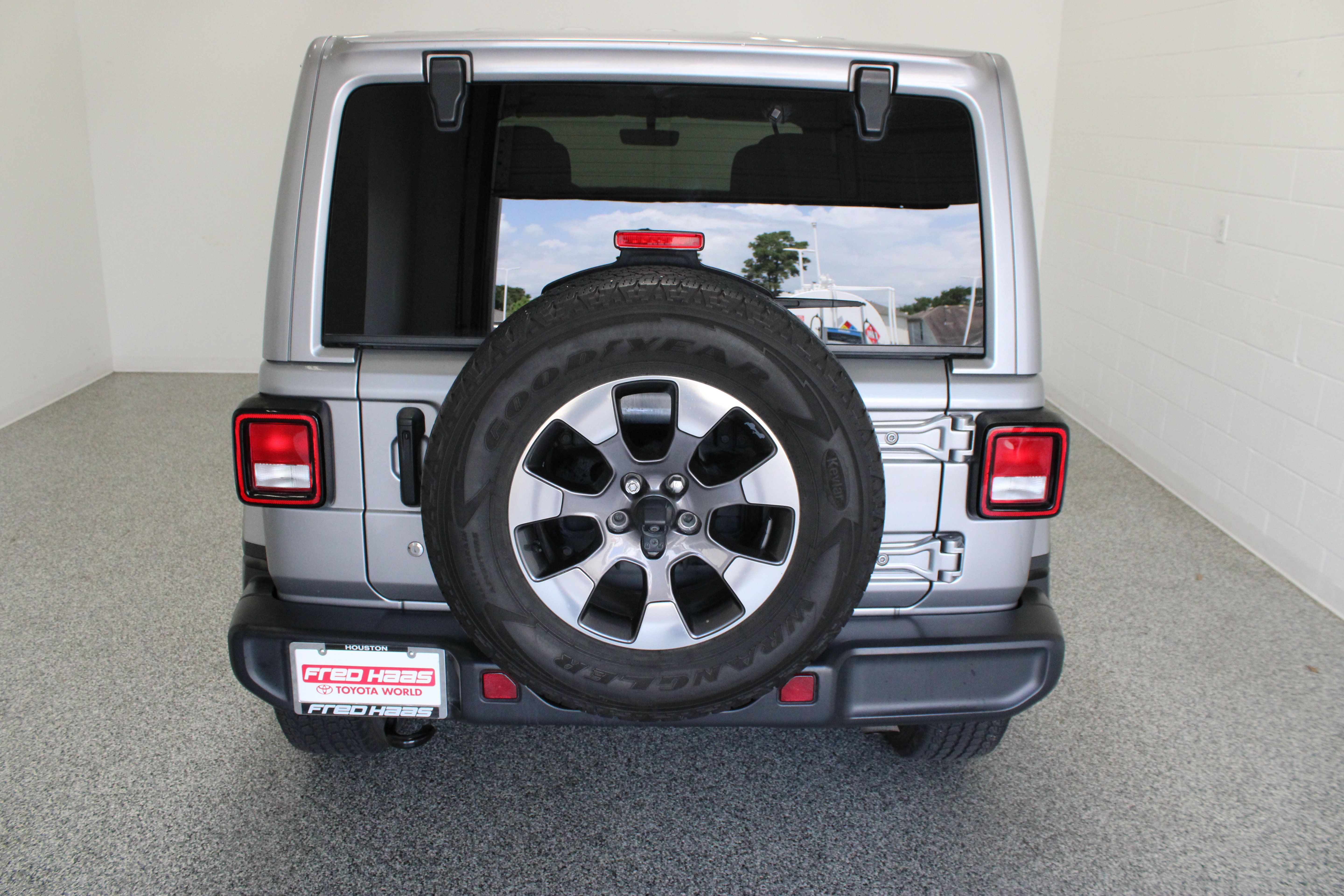 Used 2018 Jeep Wrangler Unlimited Sahara AWD/4WD image 8