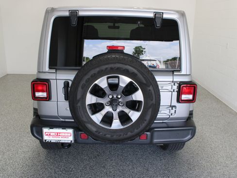 Used 2018 Jeep Wrangler Unlimited Sahara AWD/4WD image 8