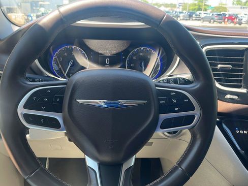 Used 2018 Chrysler Pacifica Touring-L FWD image 12
