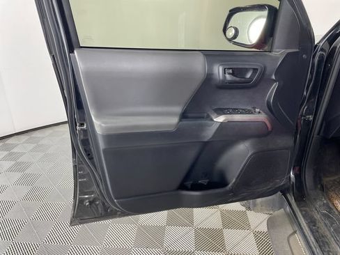 Used 2018 Toyota Tacoma SR5 RWD image 11