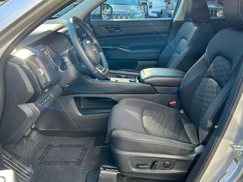 Used 2023 Nissan Pathfinder SV w/ SV Premium Package image 16