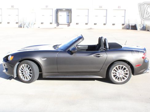 Used 2017 FIAT 124 Spider Classica image 2