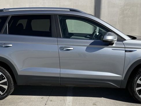 Certified 2024 Volkswagen Taos SE w/ MDO Package image 3