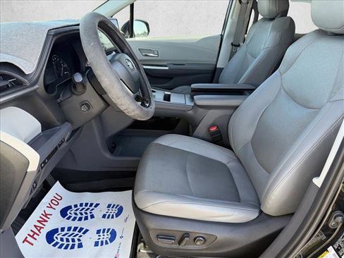 Used 2022 Toyota Sienna Limited image 10