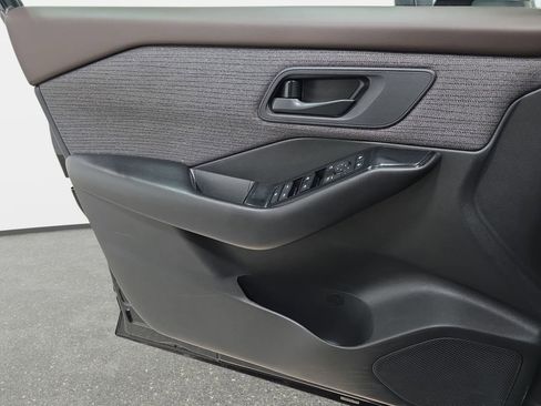 Used 2023 Nissan Rogue S image 25