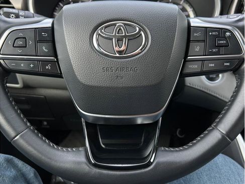 Used 2021 Toyota Highlander XLE image 11