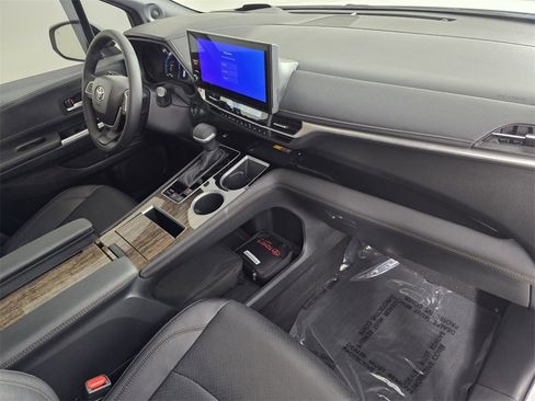 Used 2025 Toyota Sienna Platinum image 34