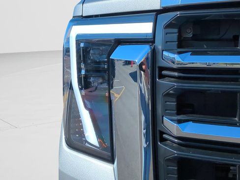 Used 2025 GMC Sierra 3500 SLT w/ SLT Premium Package image 9