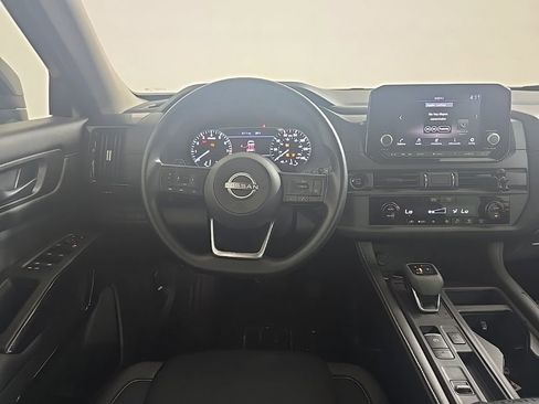 Used 2025 Nissan Pathfinder S image 6