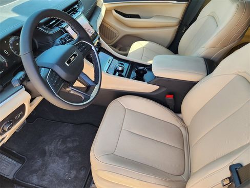 New 2025 Jeep Grand Cherokee Limited w/ Luxury Tech Group II image 9