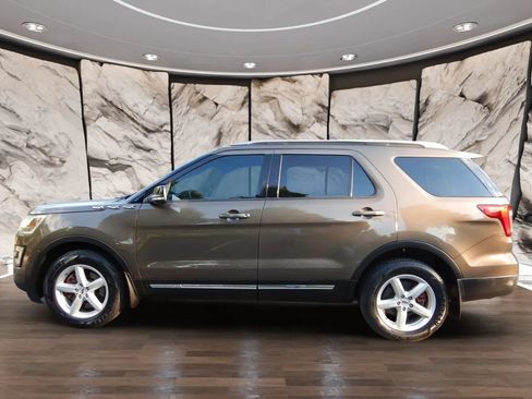 Used 2016 Ford Explorer XLT w/ Equipment Group 202A AWD/4WD image 8