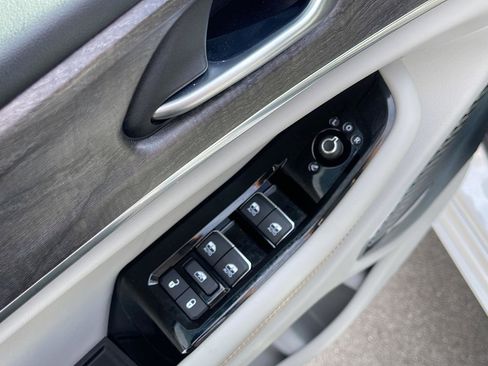 Certified 2022 Jeep Grand Cherokee Overland w/ Luxury Tech Group IV image 12