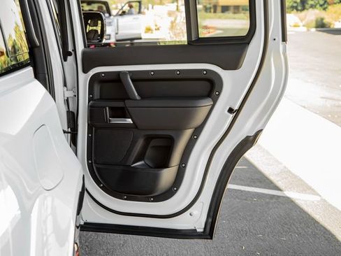 Used 2025 Land Rover Defender 110 X-Dynamic SE image 24