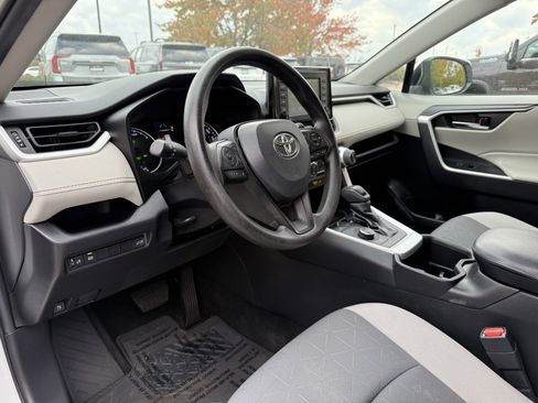 Used 2022 Toyota RAV4 XLE image 9