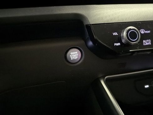 Certified 2025 Kia Carnival EX FWD image 9