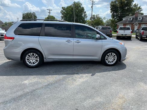 Used 2014 Toyota Sienna XLE FWD image 8