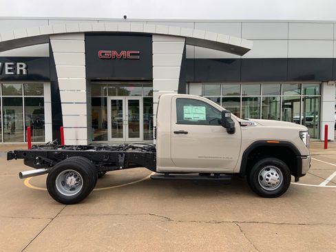 New 2026 GMC Sierra 3500 Pro w/ Convenience Package AWD/4WD image 15