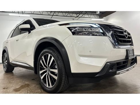 Used 2024 Nissan Pathfinder Platinum FWD image 6