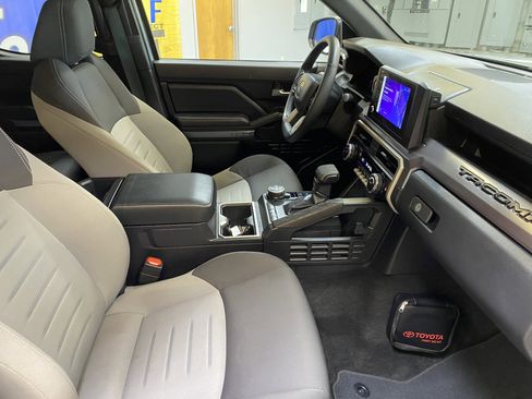 Used 2025 Toyota Tacoma TRD Off-Road image 26