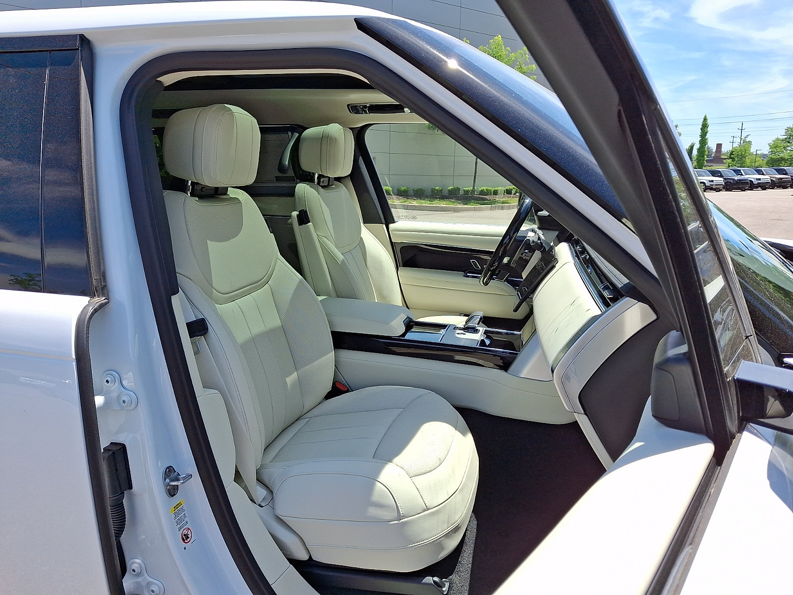 New 2026 Land Rover Range Rover Long Wheelbase SE AWD/4WD image 3