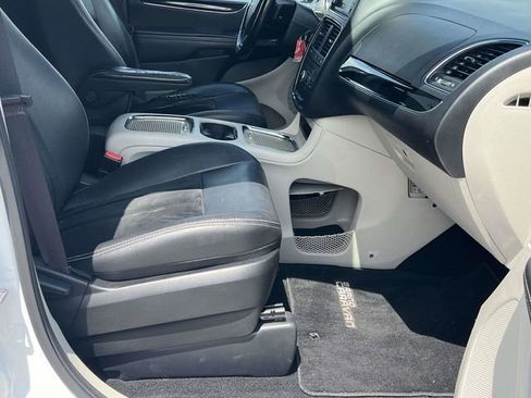 Used 2017 Dodge Grand Caravan SXT w/ Driver Convenience Group FWD image 23