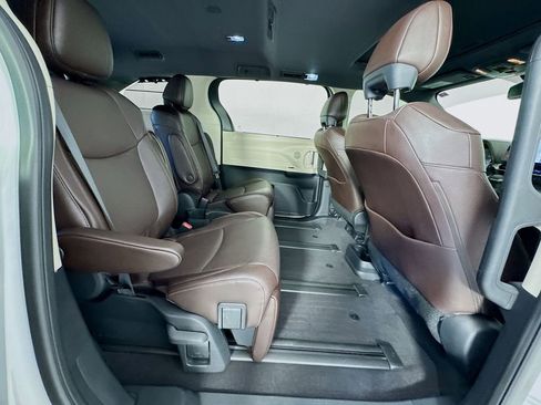 Used 2022 Toyota Sienna Platinum image 32