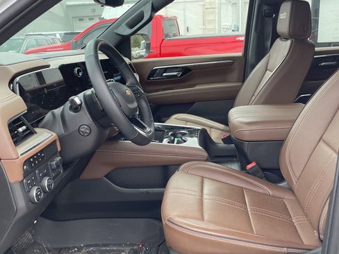 Used 2025 Chevrolet Suburban High Country AWD/4WD image 16