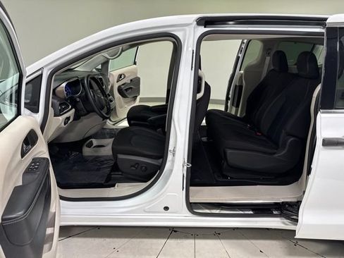 Used 2021 Chrysler Voyager L FWD image 9