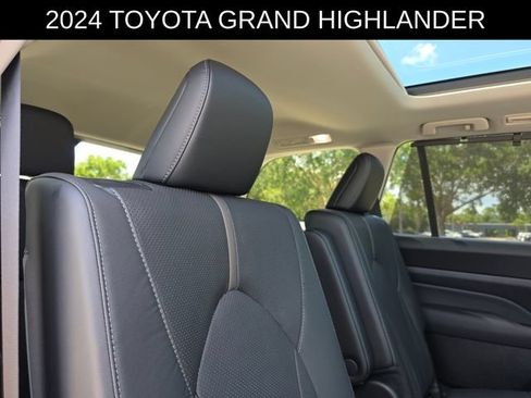 Used 2024 Toyota Grand Highlander AWD image 14