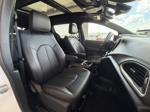 Used 2025 Chrysler Pacifica Select FWD image 28