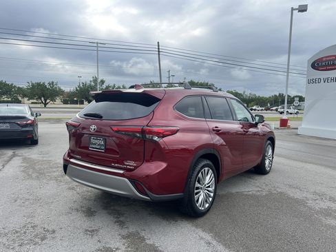 Used 2023 Toyota Highlander Platinum image 5