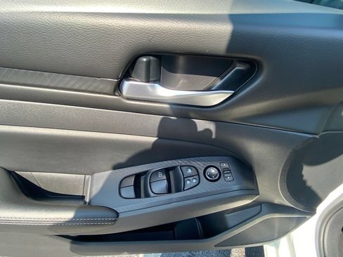 Used 2025 Nissan Altima 2.5 SV FWD image 11