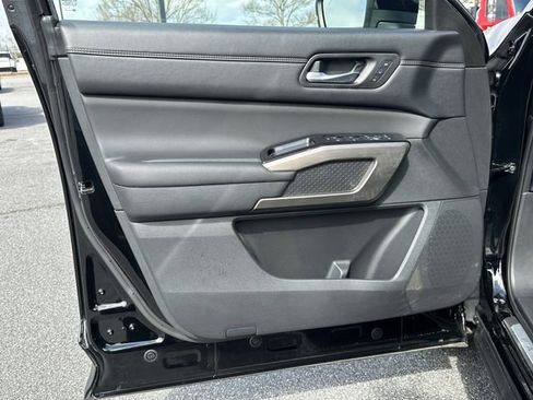 Certified 2024 Nissan Pathfinder Platinum image 11