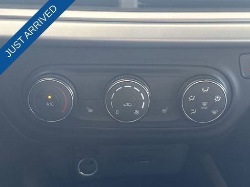 Used 2025 Chevrolet Trax RS w/ Sunroof Package image 19