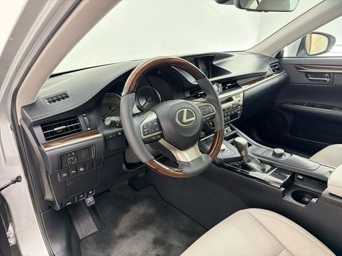 Used 2016 Lexus ES 350 w/ Premium Package w/Wood Trim FWD image 4