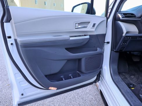 Certified 2023 Toyota Sienna Limited FWD image 39