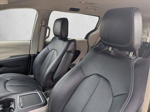 Used 2024 Chrysler Pacifica Select image 14