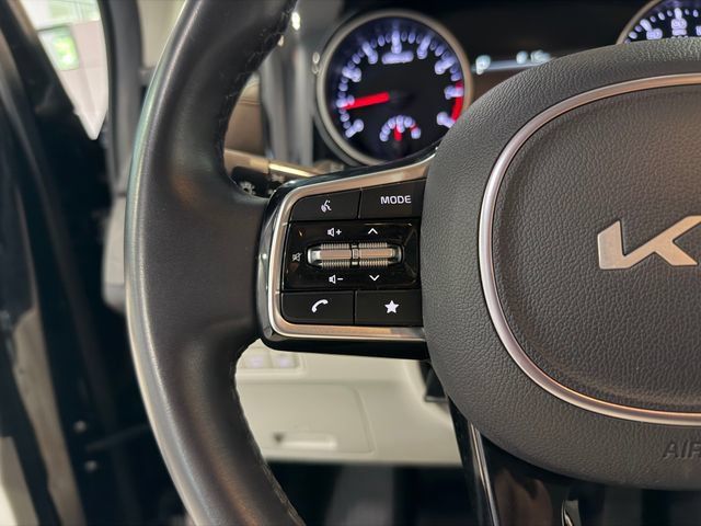 Used 2024 Kia Carnival EX FWD image 19