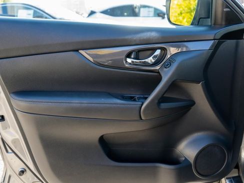 Used 2019 Nissan Rogue SV image 17