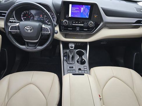 Used 2023 Toyota Highlander XLE image 8