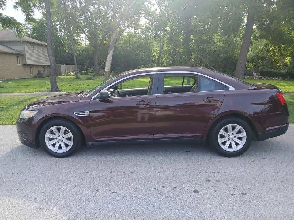 Used 2011 Ford Taurus SE FWD image 2