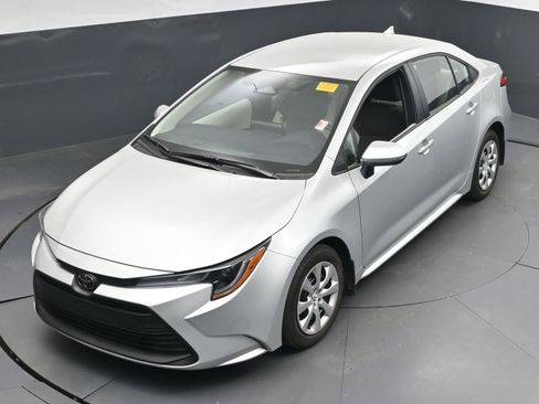 Used 2025 Toyota Corolla LE image 30