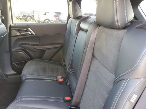 Used 2025 Mitsubishi Outlander SE image 12