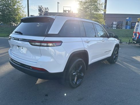 Certified 2025 Jeep Grand Cherokee Altitude image 9