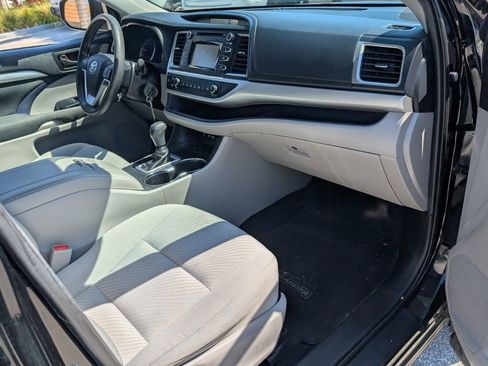 Used 2019 Toyota Highlander LE image 17