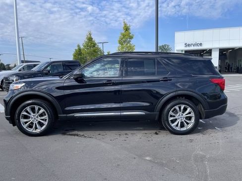 Used 2023 Ford Explorer XLT w/ Equipment Group 202A AWD/4WD image 2