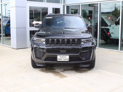 Used 2026 Jeep Grand Cherokee Altitude AWD/4WD image 2