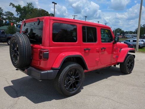 Used 2025 Jeep Wrangler Unlimited Sahara w/ Safety Group AWD/4WD image 4