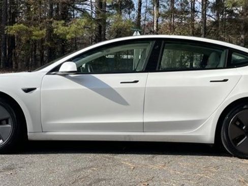 Used 2022 Tesla Model 3 Standard Range image 4